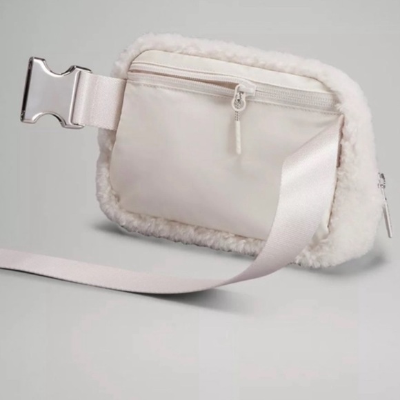 Lululemon Limited Edition Everywhere
Belt Bag Fleece New Year - Picture 9 of 10